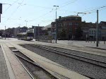 Eine Staenbahn der Kustlijn fhrt aus dem Depot in die Haltestelle Oostende Station ein.