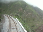 Fhrerstandsansicht der Fahrt entlang der Teufelsnase zwischen Sibambe und Alaus in Ecuador, wo der einzige aktive Zug der Landes dreimal tglich als Touristenzug verkehrt.
