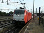 Lok 186 120 verlsst mit ihrem Zug, am morgen des 05.09.09, den Bahnhof von  Roosendaal in Richtung Antwerpen.