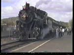 Auf der  der Rckfahrt vom Gand Canyon nimmt der Zug mit Lok Nr. 18 am 10. Mai 1991 bei einem Zwischenstop Akteure auf, die einen Eisenbahnberfall im Wilden Westen darstellen.