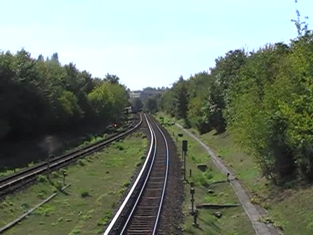 Einfahrt einer U-Bahn in Kaulsdorf Nord.