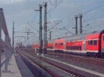 Ein RE160 mit Br 112 hat soeben Berlin Hbf(tief) in Richtung Stralsund verlassen, whrend eine Br 101 mit ihrem IC Stralsund - Eisenach in den Bahnhof einfhrt.