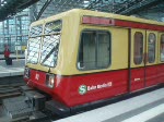 Ausfahrt eines S-Bahnzugs der Br 885 aus den Berliner Hauptbahnhof am 2.10.08 .