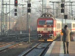 Dresden, Hbf: Einfahrt eines EuroCity aus Prag mit einer tschechischen Zweisystem-Lok