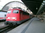 Mit laut klapperndem Schaltwerk verabschiedet sich 115 331-1 mit einem IC aus dem Frankfurter Hbf.