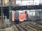 Einfahrt eines Doppelstockzuges als RB nach Bad Oldesloe in den Hamburger Hbf am 04.04.13.
Schublock ist 112 150.