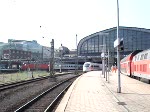 ICE T.1 (411 070) fhrt als ICE 1617 (???) aus dem Hamburger Hbf (AH) raus, wer sich das gesamte Video anguckt der weiss warum ich jetzt Gru an den Tf fr das Fernlicht und das Si*berraschung* danke. 