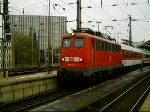 Kurz nach dem der Taurus weg war schlich sich 115 114 mit einem Schadwagenzug an (die amlngsten im Planeinsatz verkehrende E10)
man beachte kurz bevor man das Schaltwerk der E10 hrt ertnt so ein Surren, dieses Surren ist zustzlich zu dem Zp9 im Klner Hbf installiert worden. wei einer Villeicht mehr ber dem Leztenwagen scheint mir so als wrde er ins Museum kommen da Fristablauf fr die Lezte verlngerung war