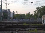 Viel Verkehr herrscht vor dem Kölner Hauptbahnhof. Zuerst fährt eine S-Bahn vorbei, dannach ein RE und am eine eine MRB.