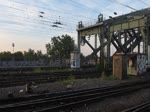 Zuerst fährt ein IC auf der Hohenzollernbrücke Richtung Hauptbahnhof und danach ein Regionalzug Richtung Messe/Deutz.