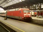 101 123 zieht den IC 1819 Kln Hbf - Stuttgart Hbf mit ex-Metropolitan Garntur aus dem Bahnhof Richtung Bonn.