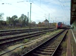 ET 425 rangierte zum Bahnsteig und 232 mit einem Autozug in Richtung Magdeburg.