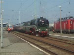 Die 18 201 bei der ausfahrt aus dem Bahnhof Cottbus .