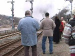 Viel Andrang auf dem Bahnsteig, Dampflok 52 8075-5 fhrt mit dem Museusmzug des Eisenbahnmuseums Schwarzenberg von Schwarzenberg nach Schlettau in Richtung Annaberg Buchholz.