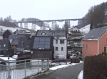 52 8154-8 fuhr am 10.12.22 von Schwarzenberg nach Schlettau. Hier ist der Zug in Markersbach auf dem Viadukt zu sehen.