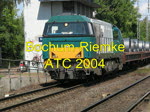 ATC 2004 (Vossloh G 2000 BB) fhrt mit einem Ganzzug Coils am 23. Juli 2010 in sdlicher Richtung durch Bochum-Riemke am Bahnbergang Rensingstrae.