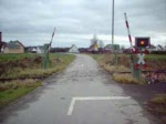 Schlieen und ffnen des Bahnberganges bei Aulendorf / Tannhausen mit Durchfahrt eines Tz der Baureihe 628 nach Aulendorf (RB 22864). Aufgenommen am 25.11.2007