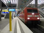 101 062 fhrt mit dem EC 172 aus Wien Sdbahnhof nach Hamburg Altona mit +17 aus Berlin Hbf aus. Der Zug bestand aus einer bunten Mischung aus deutschen, sterreichischen und tschechischen Wagen. 22.10.08