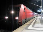 Hier zu sehen die Ausfahrt des CNL 1242 nach Zrich und des CNL 242 nach Paris Nord. An Bord der 101er war ein sehr netter Lokfhrer, der mir u.a. verriet, dass die BR 103 sein Liebling sei. Das Ende des Gesprches ist auf dem Video mit drauf. ABER DANN passierte der Alptraum eines jeden Fotografen. Der Zug war zur Hlfte raus, meldet meine Kamera  Speicherkarte voll . So ein Dreck: Wre es ein normaler IC mit Wagenzugschluss gewesen, htte ich es nicht so schlimm gefunden, aber hier hngt ja eine zweite 101er am Zugschluss! Wre es eine Werbelok am Ende des Zuges gewesen, lge meine Kamera jetzt wahrscheinlich zerschmettert im Gleisbett, aber war es zum Glck nicht. Ich werde irgendwann nochmal zum Hbf fahren um das Video zu vervollstndigen. Nochmal Gre an den freundlichen Lokfhrer! Berlin Hbf, 22.10.08