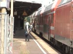 Die Zugbegleiterin pfeift zur Abfahrt der Dresdner S-Bahn-Linie 1 mit 145 047-7 am 20.5.2011 in Radebeul-Ost. Rechts kurz im Bild 99 1761-8 der Lnitzgrundbahn, der Lrm im Hintergrund kommt von der Baustelle gleich neben dem Bahnsteig.