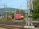 185 074-2 wird von einem Lokzug kurz hinter Saalfeld (Saale) abrangiert, passiert auffllig langsam die rtliche Brauerei ;-) und stoppt unter der Bahnhofsbrcke.