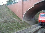 Die 189 024-3 rast gerade bei Schwarzenbek Friedrichsruh an einer Regionalbahn vorbei. Video vom 14.03.2007
