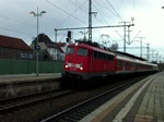 Ausfahrt einer 110, als RE-Ersatzug in Lehrte am 07.11.09