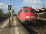 Ab nchstem Fahrplanwechsel arbeitlos: 110 401-7 verlsst mit einem RE aus Koblenz am 23.10.2008 den Bahnhof von Mainz-Kastel. Dieser Kurzfilm drfte einer der letzten sein, in dem 110 401 die Hauptrolle spielt!