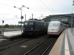 Hier fhrt die E10 121 mit dem SZ 91314 aus Berlin Hbf. Auf dem Video hrt man auchnoch die Verwnschungen eines Kollegen. Zitat:  Dauert es solange bis die sch*** Weiwurst ausm A**** kommt?!  Der ICE strte wirklich etwas, zumal er dort nur aufgrund von +10 stand und eigentlich schon lange weg sein sollte. Der TK hatte sogar schon die Lftung hochgefahren... doch dann wurde sie wieder leise ;-) 21.05.09