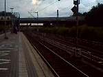 115 198 zieht 120 157 und einen Schadwagenzug durch den Bahnhof Dortmund Marten Sd am 22.06.2008 15:32Uhr
ps:ich war um 19:41Uhr am Dortmunder Hbf mit einem verspteten ICE2 losgefahren und in Bochum stand der Schadwagenzug gegen 20:00Uhr immer noch. Ich hab da sone Vermutung warum er da stand weil wo er mir in Marten entgegenkam kam, kam eine Rauchwolke und ein so bler geruch entgegen warscheinlich ist ein Kabel durchgebrannt. Frage? warum war der Bgel der 115 198 im Bochum unten.