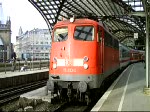 115 293 verlsst mit einem Schadwagenzug den Klner Hbf. Man beachte das wrend des Videos in den Scheiben die Ex Ameropa Lok 110 325 mit einem Pbz ein fahrt hat. Beim nchsten Video ist die Ausfahrt von ihr.