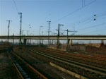 Munter pfeifend schleppt die frisch umgezeichnete 115 331-1 hinter Hanau einen Ersatzzug an mir vorbei. Gru an den freundlichen Lokfhrer! 30.12.2008