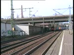 Eine 151 fuhr mit einem langen Gz durch den Bahnhof Hamburg-Harburg am 27.3.