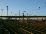 Die letzte orientrote Lok mit Scherenstromabnemer dieser Baureihe ist die 151 134-4. Hier passiert sie das ehemalige BW von Hanau mit einem langen Containerzug. Etwa bei Sekunde 6-8 sieht man die Lichter der Lok kurz aus- und wieder angehen. Gru zurck!30.12.2008