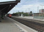 Zwei Loks der Br. 151 ziehen ein 40 Wagen starken Zug durch den Bahnhof Lneburg.