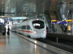 2 x BR 411 ICE 27 nach Wien Westbahnhof bei der Ausfahrt im Fernbahnhof Flughafen Frankfurt