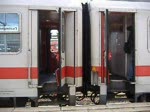 Zwei sich schlieende Tren zweier Ex-Inerregio-Wagen.