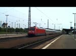 IC 2870 fhrt mit ziehender 101 022-2 und schiebender 101 056-0 aus dem Bahnhof Weimar aus. (29.05.2010)