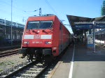 IC 2004 nach Emden, hier bei der Ausfahrt aus Konstanz um 9:09 Uhr. Zuglok war 101 085-9. Der Zuglauf ist: Konstanz 09:09 - Radolfzell 09:22 - Singen(Hohentwiel) 09:32 - Donaueschingen 10:13 - Villingen(Schwarzw) 10:24 - St Georgen(Schwarzw) 10:35 - Triberg 10:51 - Hornberg(Schwarzw) 11:06 - Hausach 11:14 - Offenburg 11:36 - Baden-Baden 12:00 - Karlsruhe Hbf 12:19 - Mannheim Hbf 12:50 - Mainz-Bischofsheim 13:38 - Koblenz Hbf 14:41 - Andernach 14:54 - Remagen 15:06 - Bonn Hbf 15:20 - Kln Hbf 15:42 - Dsseldorf Hbf 16:13 - Duisburg Hbf 16:25 - Gelsenkirchen Hbf 16:43 - Wanne-Eickel Hbf 16:49 - Recklinghausen Hbf 16:57 - Mnster(Westf)Hbf 17:27 - Rheine 17:54 - Lingen(Ems) 18:13 - Meppen 18:27 - Papenburg(Ems) 18:54 - Leer(Ostfriesl) 19:07 - Emden Hbf 19:25

