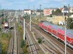 Whrend eine RB in den Bahnhof Bitterfeld einfhrt, verlsst IC 2354 den Bahnhof zur Fahrt nach Dortmund Hbf.