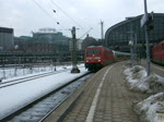 101 126-1 wartet mit dem ex Metropolitan als ICE 1105 von   Hamburg-Altona Richtung Berlin-Sdkreuz auf die Ausfahrt im Hamburger Hbf.(20.2.10)