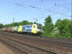 Eine  Taurus  Lokomotive zieht einen Ganzzug, bestehend aus Containerwagen, in Richtung sden. Die Aufnahme entstand kurz vor den Frther Bahnhof am 14. Mai 2008.