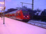 Am 3.1.2010 fhrt im Bahnhof Hamburg-Wandsbek eine Dostoganietur als R10 in Richtung Ahrensburg ab.