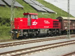 Am 27.04.2012 brachte die AVG-Diesellok 469 die ersten beiden neuen Stadtbahntriebwagen aus der Schmiede von Bombardier in Wien. Zusammen mit einigen Schutzwagen der BB erreichen TW 923 und 925 den Karlsruher Hafen, sie werden kurz darauf rckwrts in den Anschluss des VBK-Betriebshofes (am Ende des Videos im rechten Hintergrund zu erkennen) gedrckt.