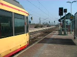 Bahnhof Achern Teil 2: Eine Karlsruher Stadtbahn auf der Rckfahrt nach Karlsruhe Hbf am Gleis 1. Das besondere hier ist, dass die Doppeltraktion nur bis zum Hauptbahnhof fhrt. Das hat unter anderem damit zu tun, dass an der Rheintalbahn zwischen Rastatt und Karlsruhe umgebaut wird und daher der Fahrplan generell durcheinander gekommen ist. Interessant ist auch, dass in Achern ein neues Signal aufgebaut wurde, das an diesem Tag eigentlich nie grn anzeigt hat, sondern immernur Freifahrt fr Rangierbetrieb. Der ganze Aufbau sieht auch eher provisorisch aus. Gefilmt am 2. April 2009 (0:46 Minuten).