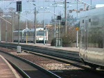 Bahnhof Achern Teil 5: Nachdem die DB-Rangierlok weg war, tauchte eine OSB-Dreifach-Traktion aus Ottenhfen auf Gleis 1 auf. Die Triebzge kamen ohne Fahrgste an; der Zugzielanzeiger war leer. Kurz danach fhrt auf Gleis 10 eine Doppeltraktion NE 81 vor. Parallel dazu kommt die planmige Einfahrt einer Karlsruher Stadtbahn - ebenfalls auf Gleis 1. Weil das Gleis damit doppelt belegt ist hlt die Stadtbahn weiter hinten. Wer umsteigen will Richtung Achertalbahn muss daher weiter laufen als sonst. Die OSBs fahren Richtung Offenburg weg, die Stadtbahn rckt nach und die NE 81 verschwindet Richtung Ottenhfen. Gefilmt am 2. April 2009 (2:18 Minuten).