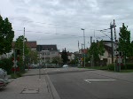 Zwei Bahnbergnger hintereinander. Das vordere Gleis fhrt auf die DB-Strecke nach Ettlingen West. In der Regel kommen von hier die Dampfzge der Albtalbahn her. Die Stadtbahnwagen des KVV fahren  hinten  Richtung Albtalbahnhof Karlsruhe. Gefilmt am 17. April 2009 (1:00 Minuten).