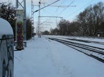 Kopf an Kopf durch den Berliner Stadtforst/Kpenik die Berliner s-Bahn mit der RE 2 Richtung Cottbus.aufgenommen am 03.01.2010 in Hhe des ehemaligen Stellwerks Og an einem malerischen Winterwanderweg.