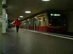 Bei Touristen beliebt ist die Nord-Sd-Bahn. Hier die Haltestelle Unter den Linden, direkt am Brandenburger Tor. Eine S2 nach Bernau fhrt gerade aus. 18.3.2007