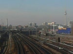 Zwei S-Bahn-Kurzzge (BR 481 und BR 485) treffen sich am 23.12.2007 in Berlin Warschauer Strae.